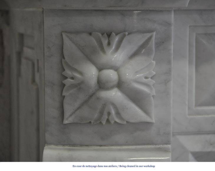 Большой камин в стиле Людовика XVI, изготовленный из белого каррарского мрамора, с чугунной внутренней вставкой и с трюмо. Большой камин в стиле Людовика XVI, изготовленный из белого каррарского мрамора, с чугунной внутренней вставкой и с трюмо.-4